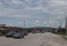 Video/ Kryemadhi pritet me entuziazëm në Berat, mbështetësit i dalin në rrugë dhe e shoqërojnë në takimin përmbyllës