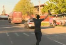 VIDEO/ Skuadra harron lojtarin në dhomat e zhveshjes, shihni si i vrapon nga pas autobuzit