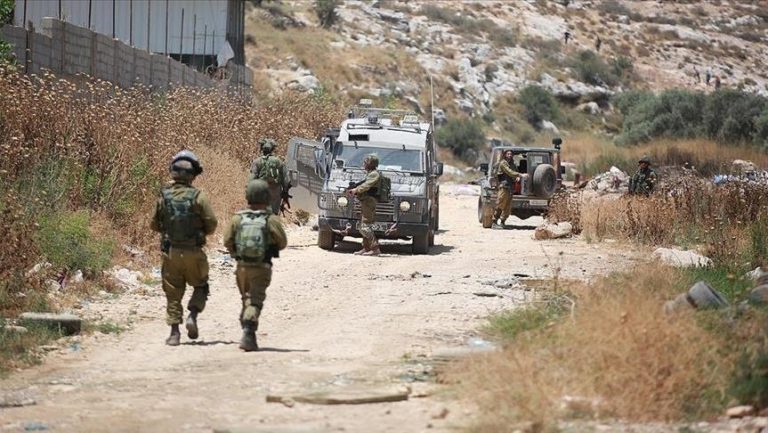 Policia izraelite shtypi një fëmijë në Kuds pse mbante flamurin palestinez Policia izraelite shtypi një fëmijë në Kuds pse mbante flamurin palestinez