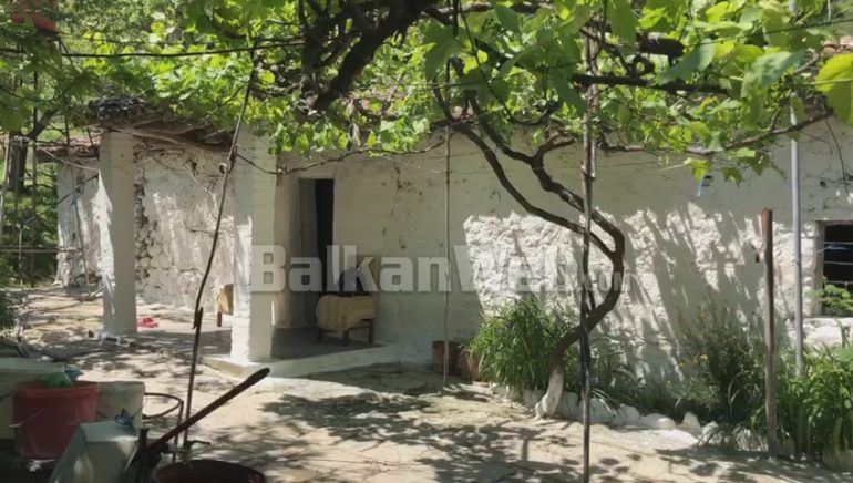 Dimal/ Tërmeti iu shkatërroi shtëpinë/ Çifti me 2 fëmijë të mitur prej 2 vitesh jetojnë në çadër, kryefamiljari: Nëse shteti s’vë dorë, do vras veten