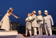 Komedia “Martesa” e Çehovit mirëpritet nga artdashësit në Kalanë e Beratit