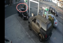 Pamje të frikshme, burri del nga makina dhe dhunon barbarisht një grua pa arsye (VIDEO)