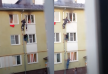 Momentet kur disa burra ngjiten në një tub dhe shpëtojnë tre fëmijë nga banesa nën flakë