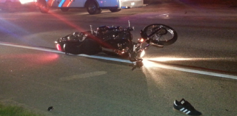 LAJM I FUNDIT/ Makina përplas motorin bashkë me drejtuesin mu në hyrje të QSUT në Tiranë, i lënduari çohet në spital LAJM I FUNDIT/ Makina përplas motorin bashkë me drejtuesin mu në hyrje të QSUT në Tiranë, i lënduari çohet në spital