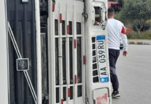 Aksident në Rotondon e Kombinatit në Berat, ja si është përmbysur kamioni