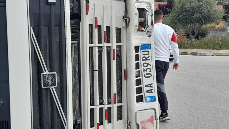 Aksident në Rotondon e Kombinatit në Berat, ja si është përmbysur kamioni Aksident në Rotondon e Kombinatit në Berat, ja si është përmbysur kamioni