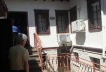 Berat/ Komshinjtë gjetën gruan e varur pas derës, ja dyshimet e para (EMRI)