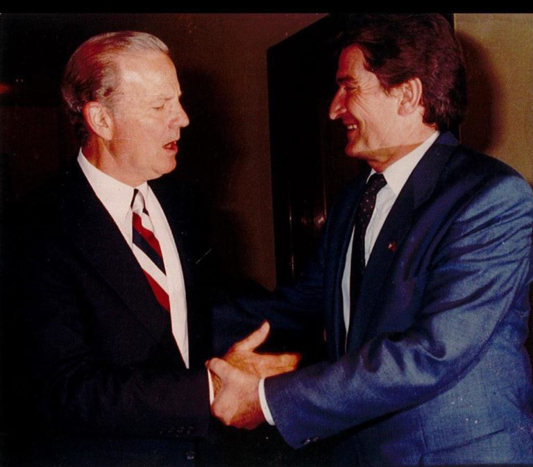 Berishës s’i del e keqja me Ambasadën e SHBA, “detyrohet” t’i publikojë vetë fotot me Bejkerin Berishës s’i del e keqja me Ambasadën e SHBA, “detyrohet” t’i publikojë vetë fotot me Bejkerin