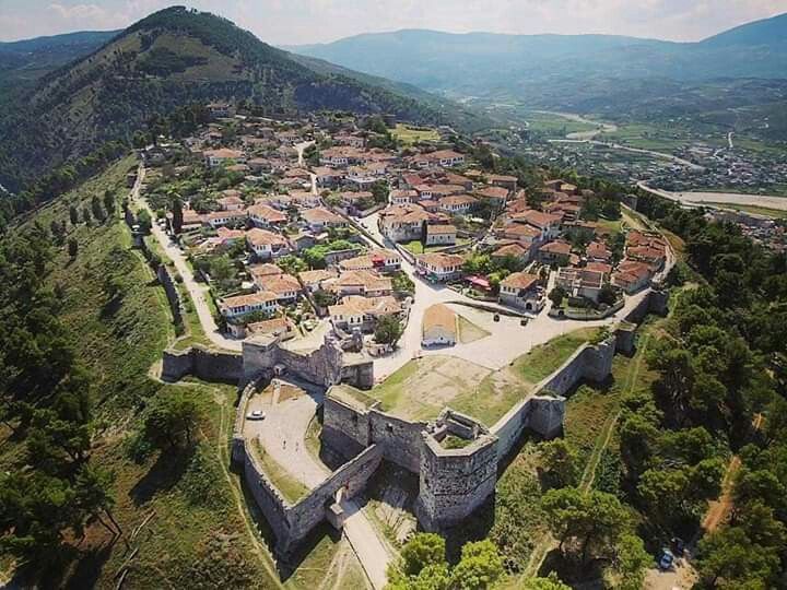 E moshuara i jep fund jetës në Berat, komshinjtë e gjejnë të varur brenda banesës E moshuara i jep fund jetës në Berat, komshinjtë e gjejnë të varur brenda banesës