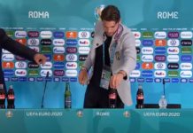 Locatelli kopjon Ronaldon, largon shishet e coca-cola gjatë konferencës për mediat (VIDEO)