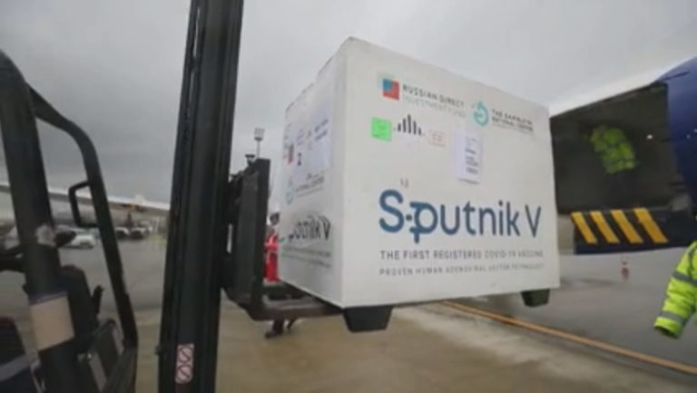 Ulet fasha e vaksinimit/ Mbërrijnë 25 mijë vaksina Sputnik Ulet fasha e vaksinimit/ Mbërrijnë 25 mijë vaksina Sputnik