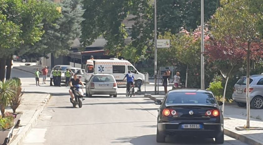 Lajmi i fundit/ Aksident në Berat, ambulanca përplaset me një kamionçinë të mbushur me bombola gazi. Shpëtojnë mrekullisht i sëmuri dhe mjekët