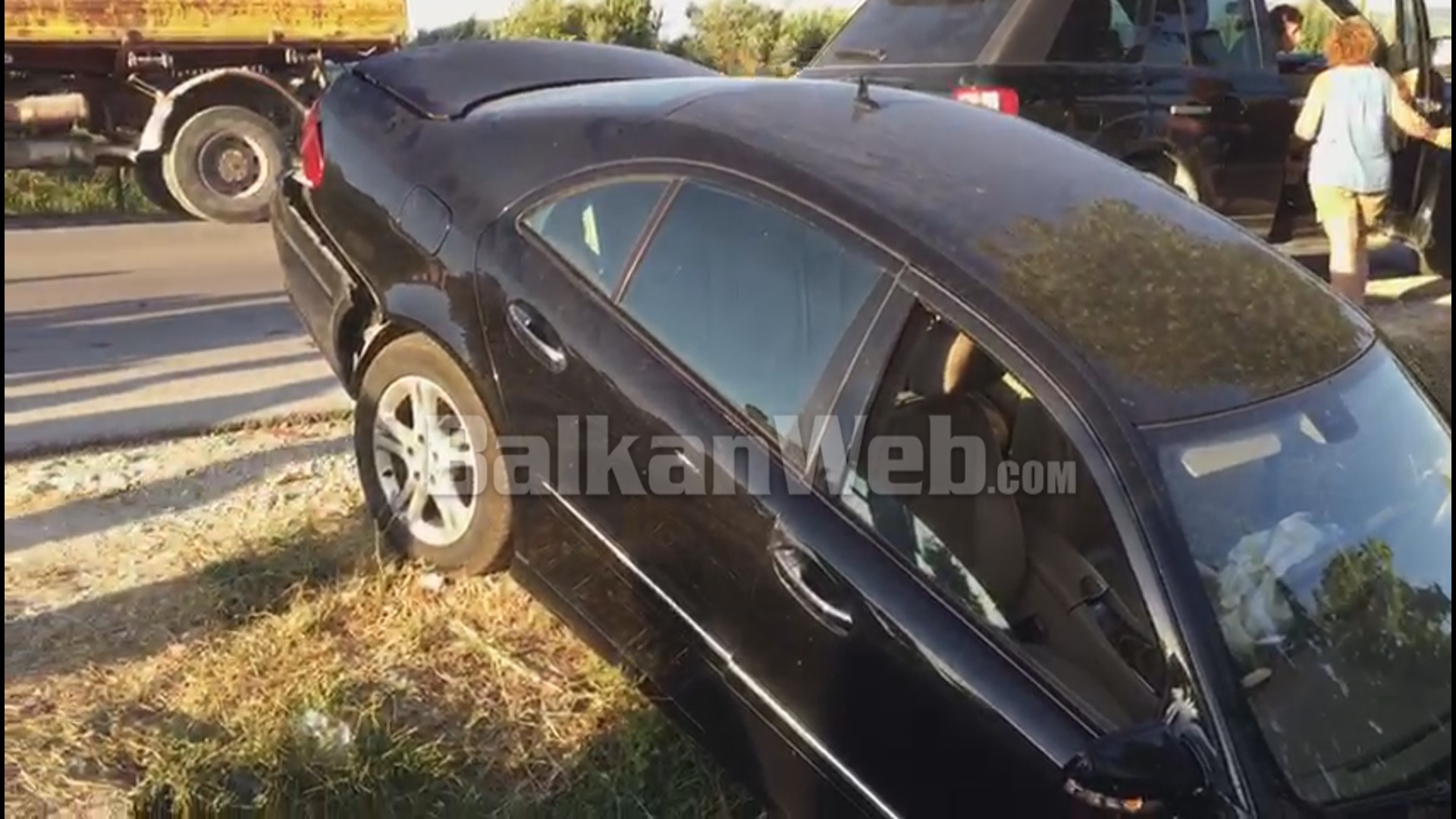 Përplasje e fuqishme mes dy makinave në Berat, njëra përfundon në kanal, lëndohen dy drejtuesit (Video)