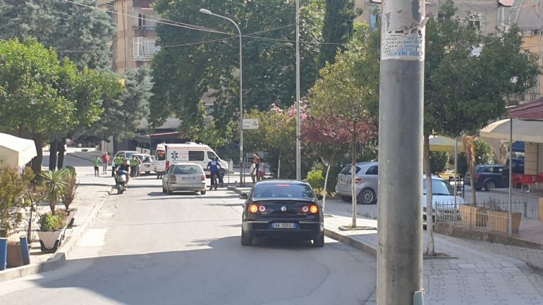 Aksident pranë spitalit të Beratit, ambulanca përplaset me një makinë, disa të plagosur