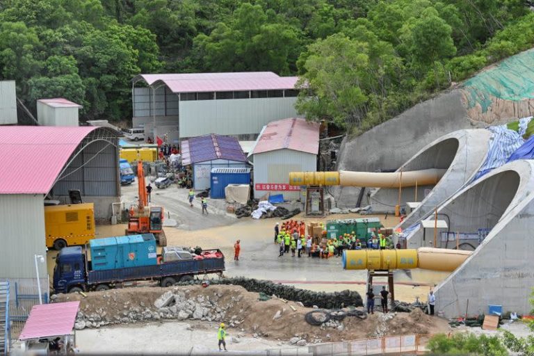 Po ndërtohej nën një rezervuar, tuneli i metrosë merr jetën e 13 punëtorëve dhe 1 ndodhet ende i bllokuar pasi u përmbyt nga uji në zonën e… Po ndërtohej nën një rezervuar, tuneli i metrosë merr jetën e 13 punëtorëve dhe 1 ndodhet ende i bllokuar pasi u përmbyt nga uji në zonën e…
