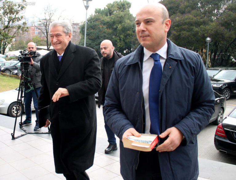 VIDEO/ “Guerilasit” sulmojnë Bashën me gurë, dhëndri i Berishës: Lul Brava meriton gazin helmues VIDEO/ “Guerilasit” sulmojnë Bashën me gurë, dhëndri i Berishës: Lul Brava meriton gazin helmues
