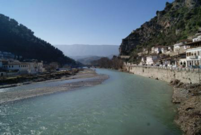 Mbytja tragjike e 7-vjeçarit në Berat, zbulohet dinamika e ngjarjes së rëndë: Vogëlushi kishte shkuar të kulloste bagëtitë me të atin pranë lumit, një moment ai…