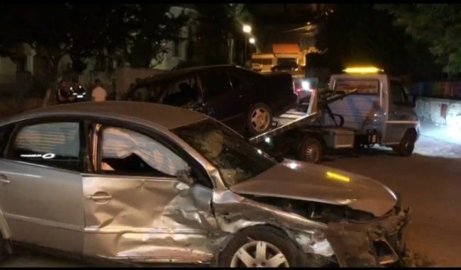 Aksident i frikshëm në qendër të qytetit të Beratit, dy mjete me shpejtësi “skëterrë” përplasen ballë për ballë, drejtuesit me lëndime të shumta (emrat)
