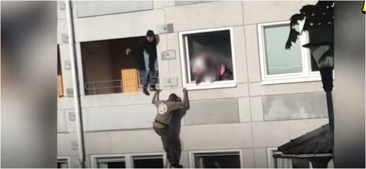 VIDEO/ ‘Heroi’ i kohëve moderne në Suedi, shihni si muslimani boshnjak futet në banesën e përfshirë nga zjarri për të shpëtuar një grua