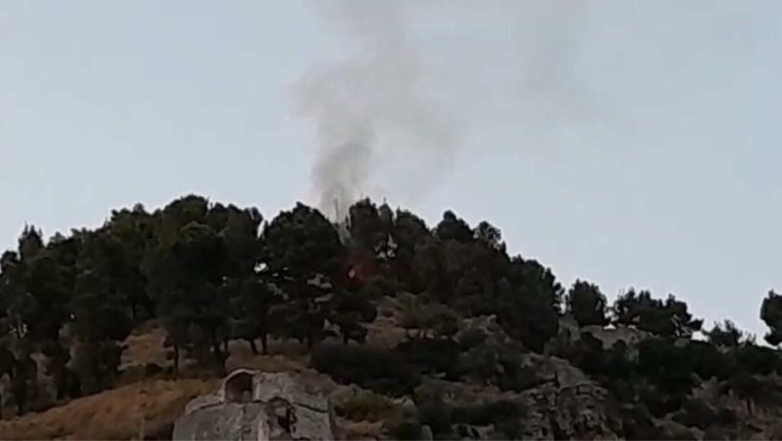Zjarri në Kalanë e Beratit, zjarrfikësit ngrenë dyshime për zjarrvënie të qëllimshme (VIDEO)