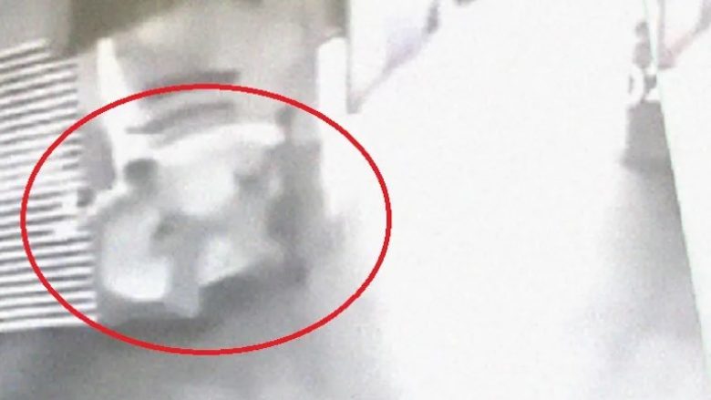 Ngjarje e pazakontë në Kolumbi, roja sulmohet nga një fuqi e padukshme, kryetari komunës publikon videon dhe kërkon ndihmën e ekspertëve