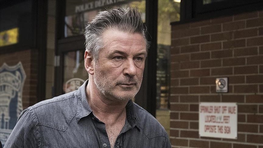 Aktori Alec Baldwin gjatë xhirimit të filmit vret drejtoreshën e fotografisë