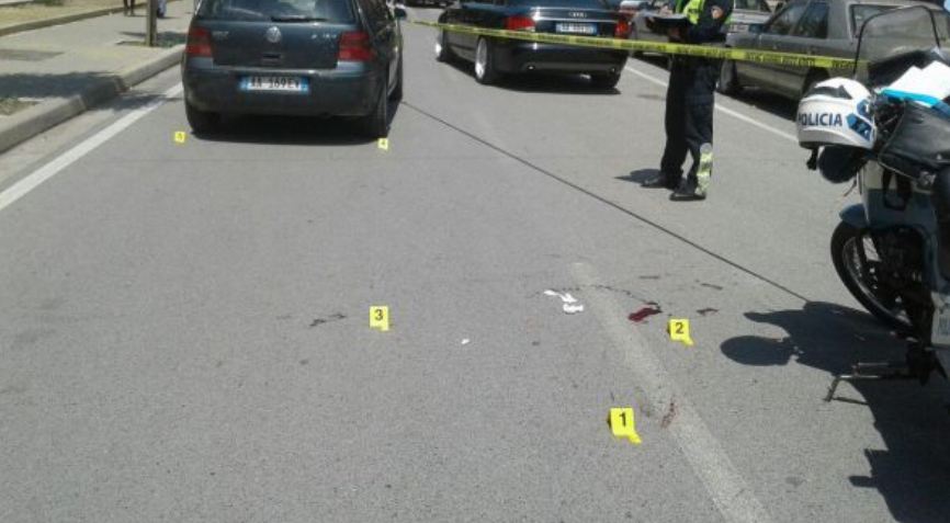 Makina përplasi për vdekje 48 vjeçarin në Berat, drejtuesi i mjetit u largua nga vendngjarja, reagon policia