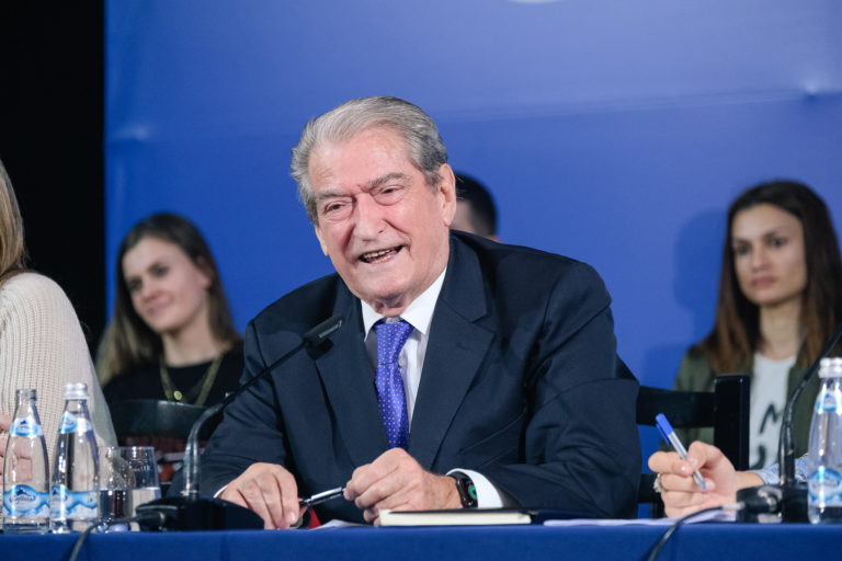 ‘Ftoj demokratët të marrin pjesë”/ Berisha zhvendos “Foltoren” në një tjetër qytet ‘Ftoj demokratët të marrin pjesë”/ Berisha zhvendos “Foltoren” në një tjetër qytet