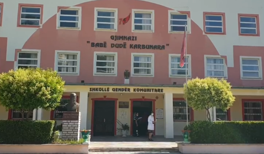 Shtohen rastet me Covid-19 në Berat, 4 gjimnazistë të prekur, mbyllet klasa. Fillon aplikimi i dozës së tretë të vaksinës, interes i pakët
