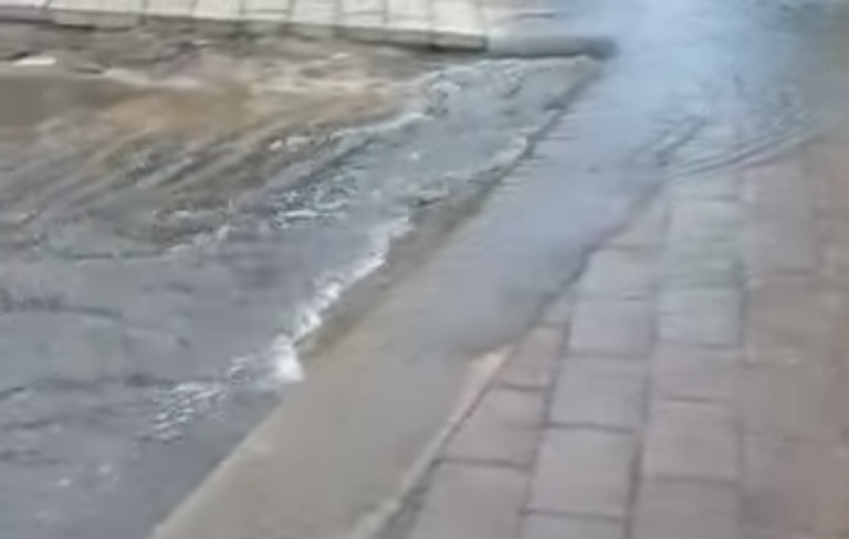 U inaugurua këtë verë, ujërat e zeza “pushtojnë” shëtitoren e Sarandës (VIDEO) U inaugurua këtë verë, ujërat e zeza “pushtojnë” shëtitoren e Sarandës (VIDEO)