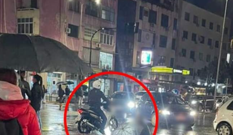Fotolajm/ Një gjest bamirës në mes të shiut në Tiranë, burri i dhuron xhupin nevojtarit Fotolajm/ Një gjest bamirës në mes të shiut në Tiranë, burri i dhuron xhupin nevojtarit