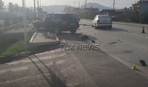 Makina luksoze tentoi parakalimin, aksident i rëndë në Berat, mjetet përplasin dhe një këmbësor në trotuar (Video)