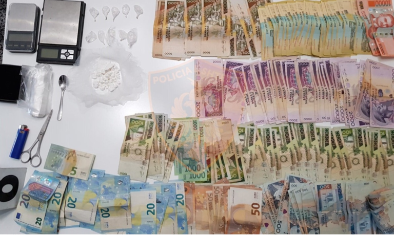 Dhjetëra doza kokainë, tufa eurosh dhe lekë! Arrestohet 39-vjeçari në Durrës (DETAJET) Dhjetëra doza kokainë, tufa eurosh dhe lekë! Arrestohet 39-vjeçari në Durrës (DETAJET)