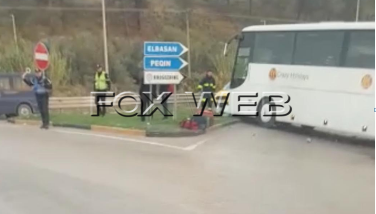 Aksident te rrethrrotullimi i Rrogozhinës, autobusi del nga rruga pasi rrëshqet prej lagështirës