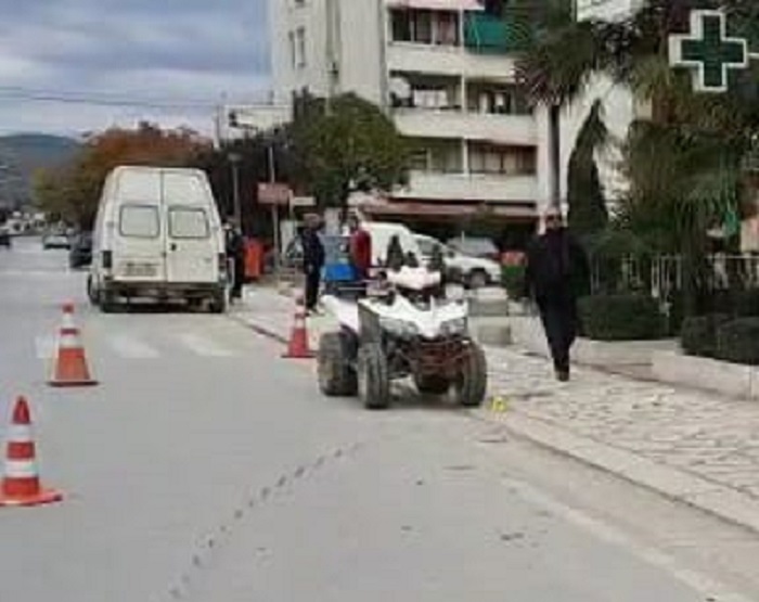 Aksident te vijat e bardha në Berat, motomjeti hyn në trotuar dhe merr zvarrë kalimtarin. Dy të plagosur rëndë nisen me urgjencë drejt Traumës