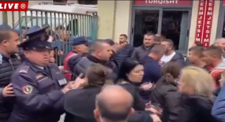VIDEO LIVE/ “Ju shqyej gojën po dhatë informacion”, familjarët e Mateos shpërthejnë ndaj policit: Hapeni furgonin!