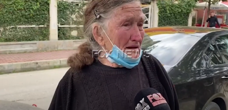 VIDEO/”Ta dëgjosh si qan në telefon, është bërë 30 kile”, nëna e Skënder Krasniqit bën apel: Po e mbajnë pa prova në burg, s’kam as bukë t’i çoj…