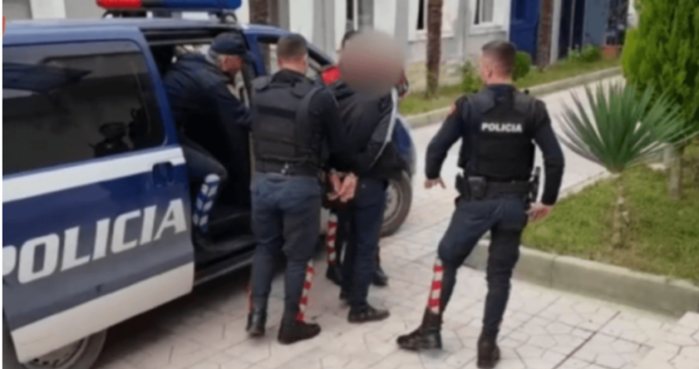 Nga kanabis deri tek arma e ftohtë, policia arreston 5 të rinj në Tiranë (DETAJET) Nga kanabis deri tek arma e ftohtë, policia arreston 5 të rinj në Tiranë (DETAJET)