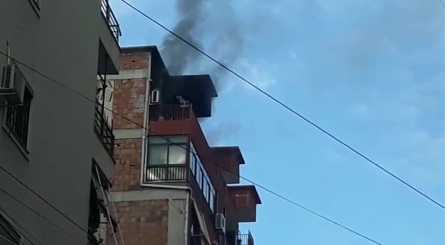 Video-Flakët e zjarrit “përpijnë katin e funit në një pallat, në Astir
