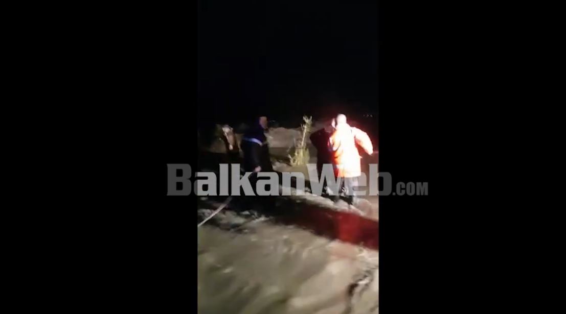 Kishte ngecur në ujë dhe rrezikonte mbytjen, 57-vjeçari shpëtohet nga zjarrfikësit e Beratit (Aksioni i shpëtimit VIDEO)