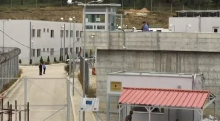 U përpoq të fuste telefon celular në ushqimet e djalit në burg, arrestohet 65-vjeçari në Berat (Emri)
