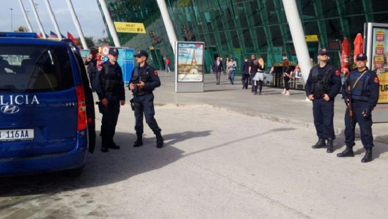 Arrestohet në Rinas 55-vjeçari/ Ishte shpallur në kërkim, gjykata e dënoi me 6 vite burg (EMRI) Arrestohet në Rinas 55-vjeçari/ Ishte shpallur në kërkim, gjykata e dënoi me 6 vite burg (EMRI)