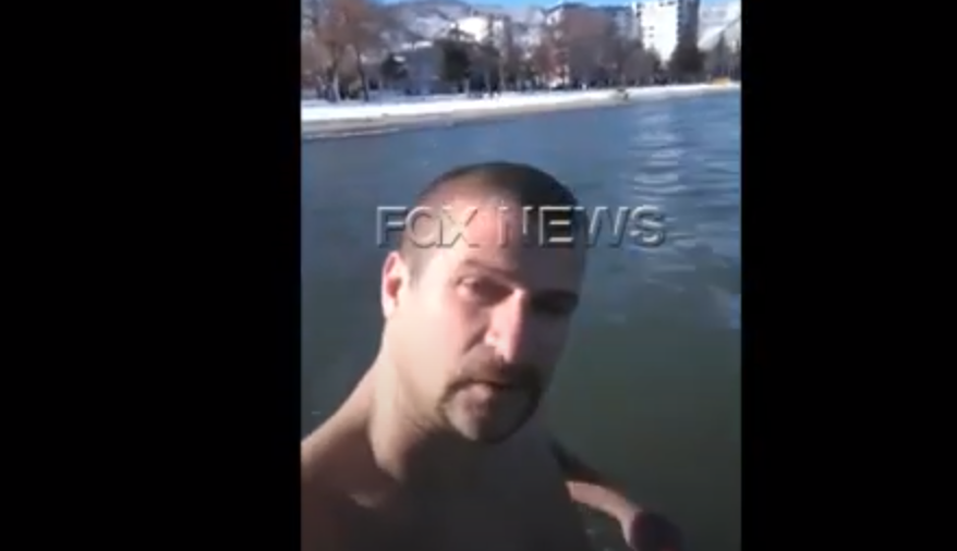 Dëborë rreth e rrotull dhe temperatura -10 gradë Celsius, qytetari lahet në liqenin e Ohrit (VIDEO)