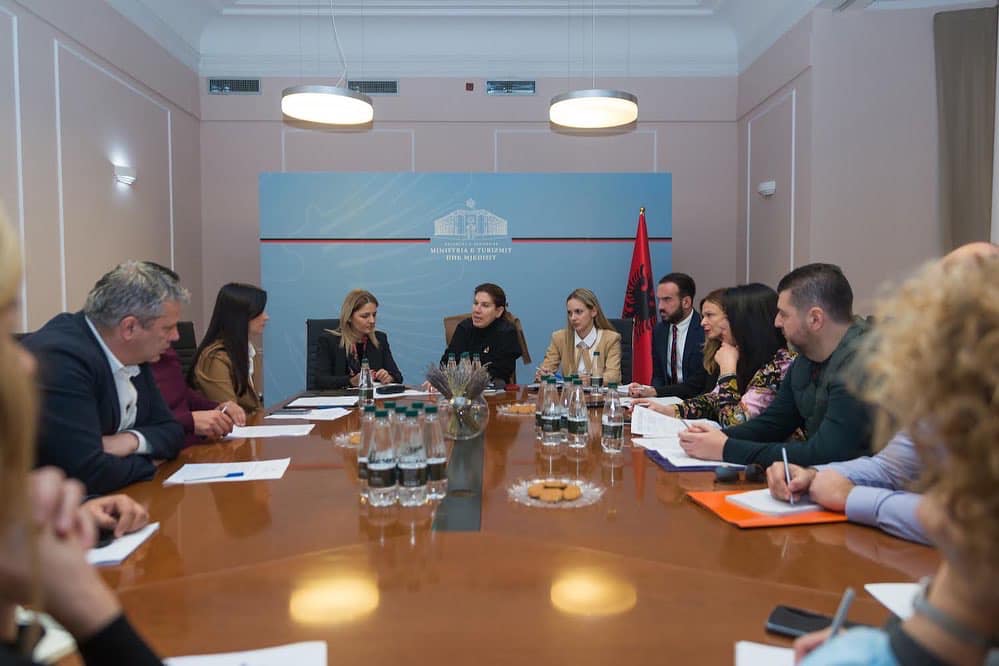 Sezonin 2022: theksi te pastrimi, po shezlongët jetëmarrës?