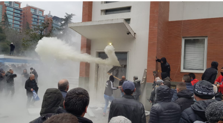 Prokuroria për protestën e 8 janarit: U hodh lëndë e panjohur nga brenda Selisë drejt protestuesve