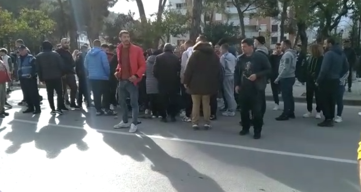 Video/ Makina shtyp nxënësin në Berat dhe largohet, 15-vjeçari në gjendje të rëndë