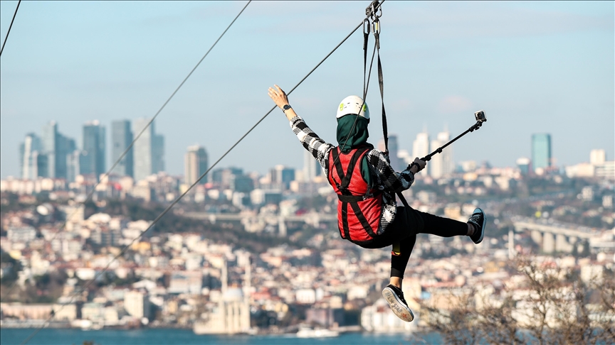 Me “zipline” për të shijuar pamjet unike të Stambollit