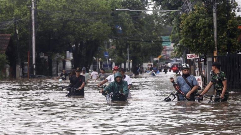Përmbytjet shkaktojnë 8 të vdekur në Indonezi, evakuohen mijëra persona