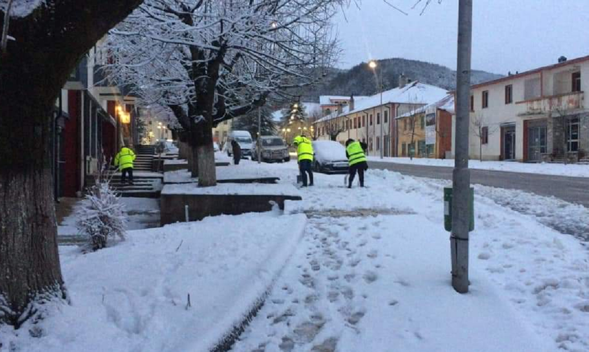 Shqipëria “pushtohet” nga dëbora dhe ngricat, ja si paraqitet gjendja në akset rrugore, ka probleme me… Shqipëria “pushtohet” nga dëbora dhe ngricat, ja si paraqitet gjendja në akset rrugore, ka probleme me…