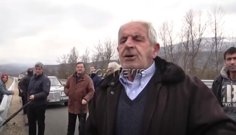 Protestë për Rrugën e Arbrit, banorët e Gjoricës bllokojnë aksin: Na kanë izoluar në fshat! Duam të bëhet hyrje-dalje…